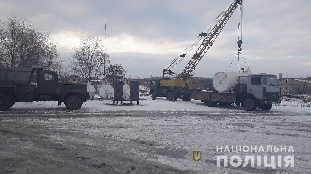 Полиция закрыла незаконную НПЗ и заправочные станции: фото, видео