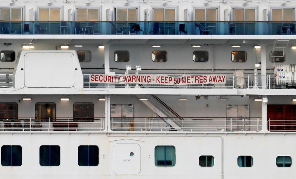 Зона безопасности - 50 метров. Фото - REUTERS, Kim Kyung-Hoon Взаперти. Как живет лайнер Diamond Princess, который стоит на карантине из-за коронавируса