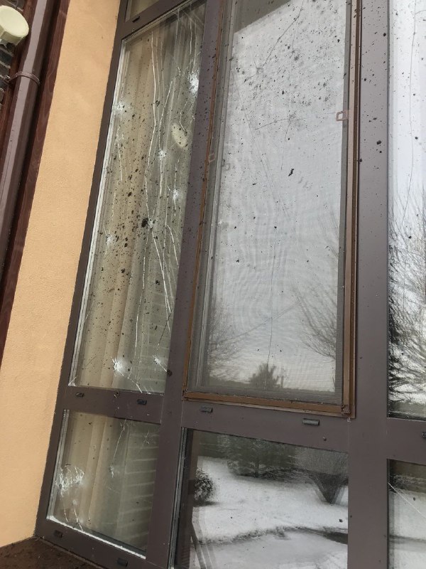 Следы от осколков на доме Виктора Мазура после нападения