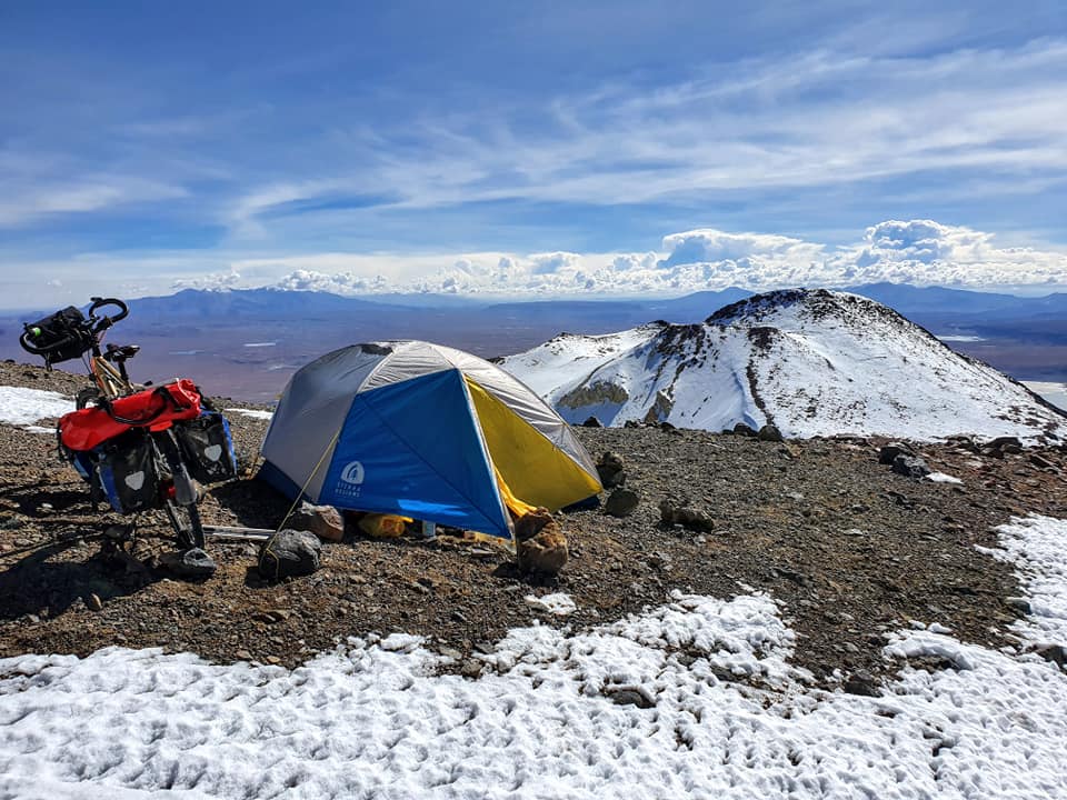 Украинец на велосипеде покорил вулкан высотой 6020 метров: фото