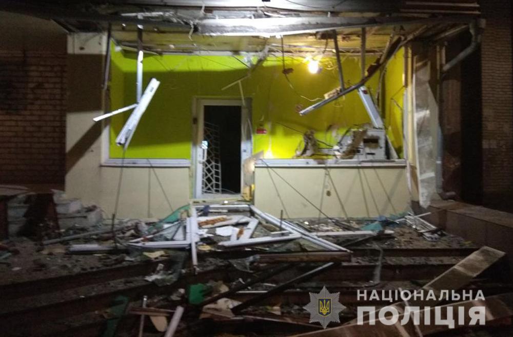 null В Запорожье ночью подорвали отделение банка: фото