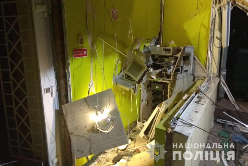 null В Запорожье ночью подорвали отделение банка: фото