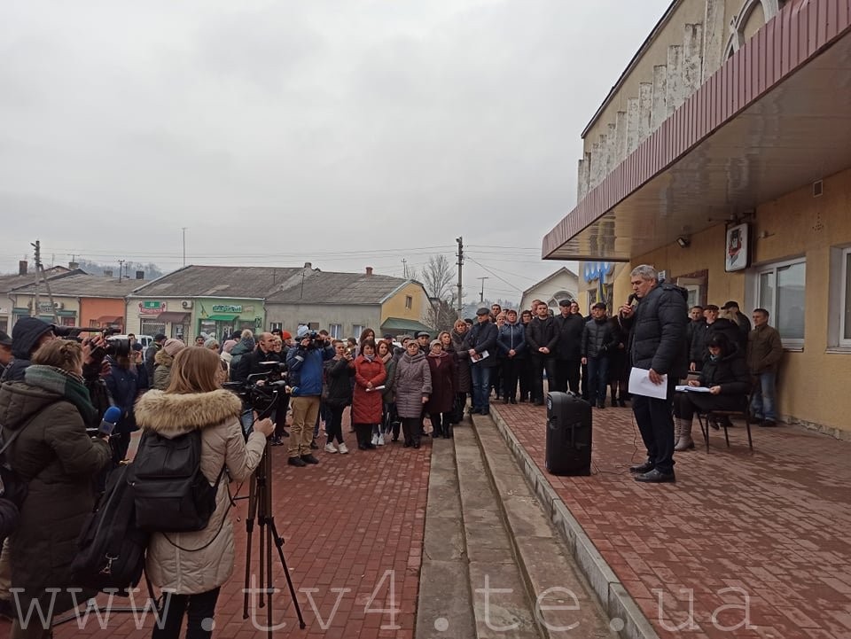 В Микулинцах против украинцев из Уханя поставили блокпосты: видео