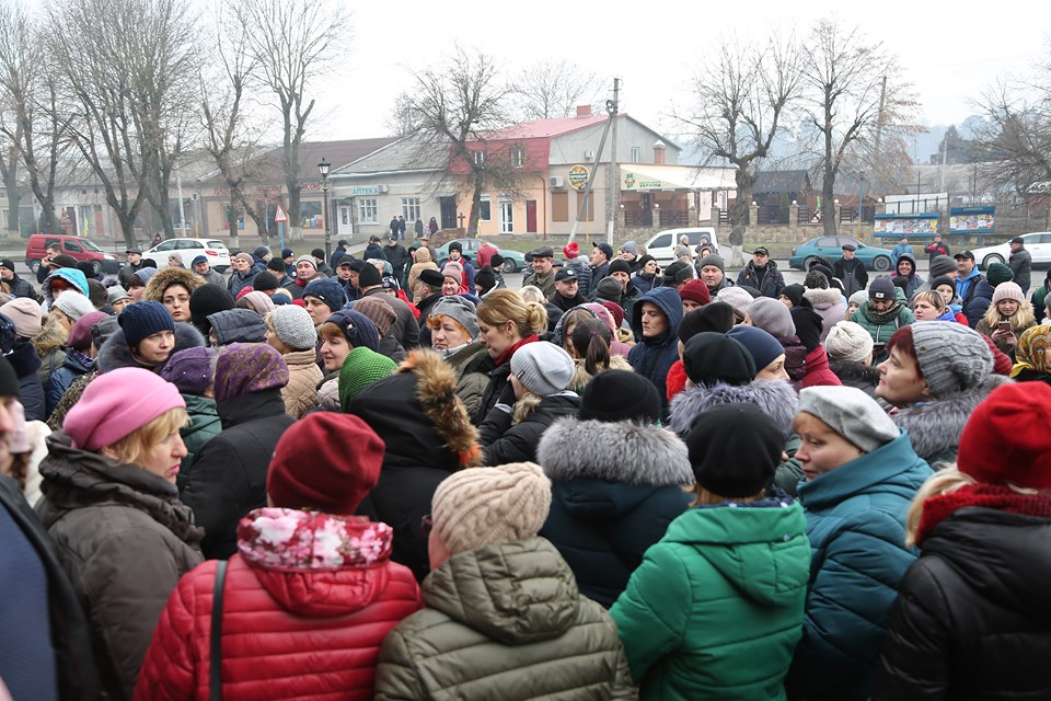 В Микулинцах против украинцев из Уханя поставили блокпосты: видео