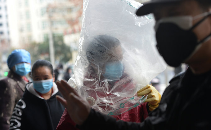 Закутанные в кульки. Как в Китае защищаются от коронавируса: фото