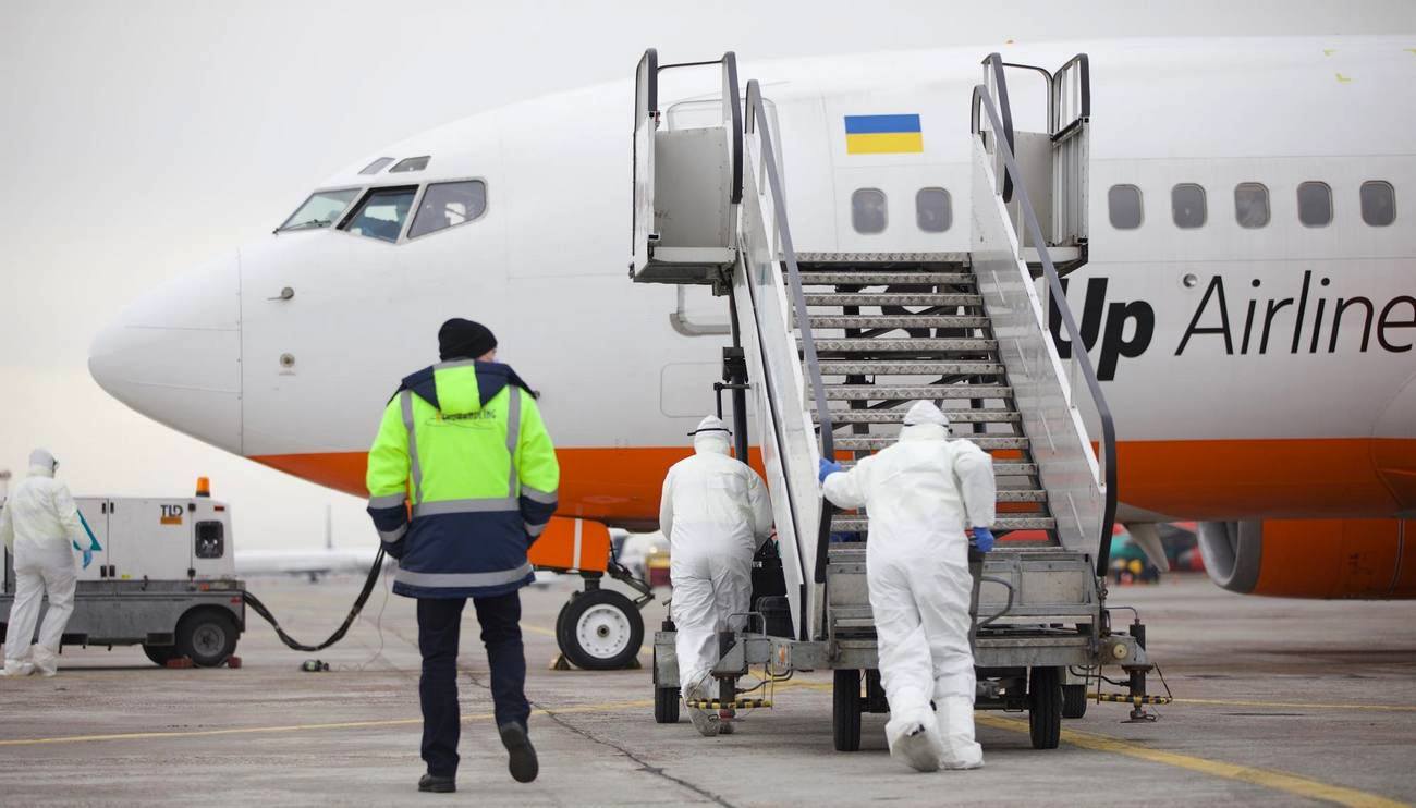 Самолет с эвакуированными из Уханя украинцами (Фото: Николай Анацкий/пресс-служба МВД) Как в Борисполе дезинфицировали самолет из Уханя – фото, видео