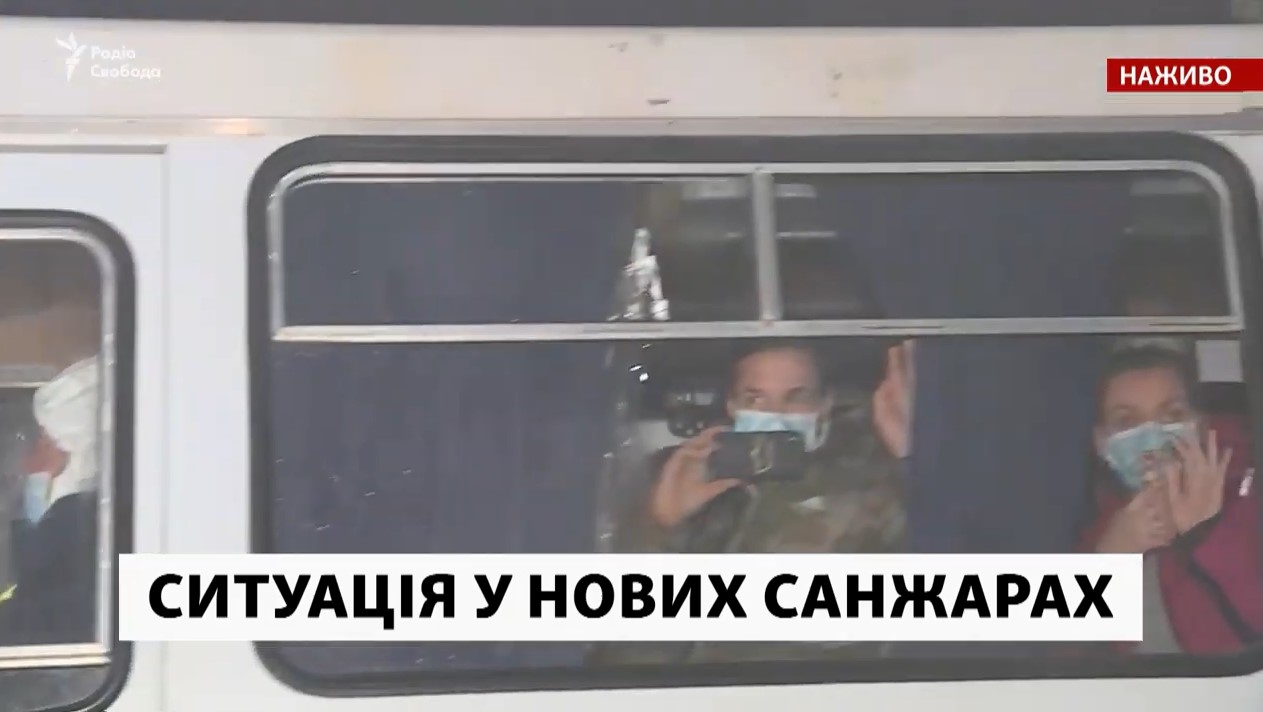 Автобусы с украинцами из Уханя заехали в Санжары. Произошли столкновения: видео
