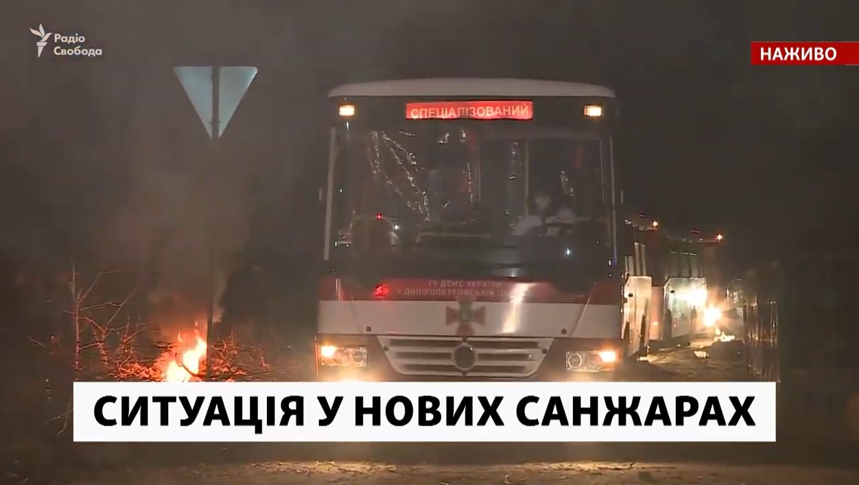 Автобусы с украинцами из Уханя заехали в Санжары. Произошли столкновения: видео