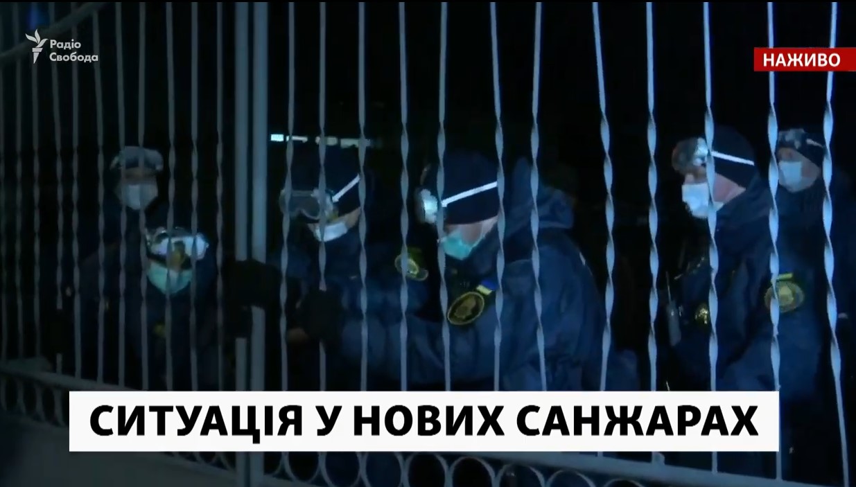 Автобусы с украинцами из Уханя заехали в Санжары. Произошли столкновения: видео