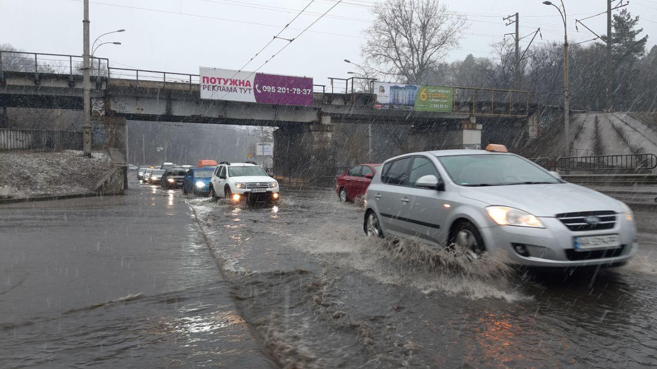 null У метро Сырец в Киеве из-за прорыва трубы и дождя образовался потоп: фото, видео