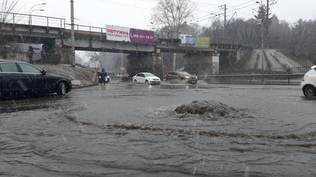 null У метро Сырец в Киеве из-за прорыва трубы и дождя образовался потоп: фото, видео