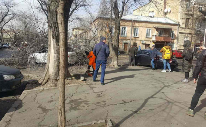 На Одессу обрушился шторм: повреждены авто, погибла женщина - фото, видео