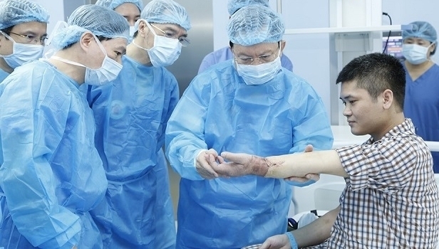 Во Вьетнаме впервые в истории человеку пересадили руку от живого донора: фото