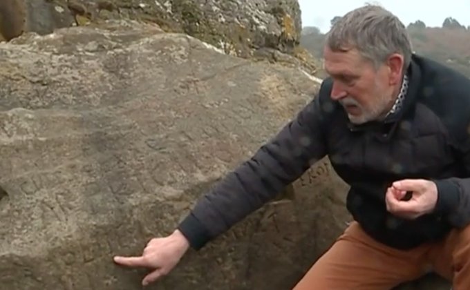 Во Франции разгадали таинственные старинные надписи на скале: видео