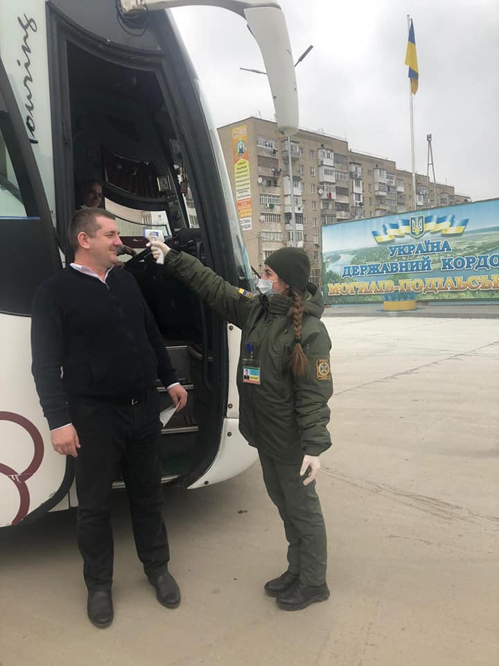 Пограничники меряют температуру прибывшим из-за рубежа