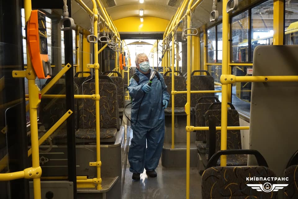 Киевпастранс дезинфицирует салоны общественного транспорта Профилактика гриппа и коронавируса: в Киеве дезинфицируют транспорт - фото