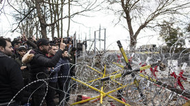 Тысячи сирийских беженцев пытаются прорвать границу с Грецией - фото