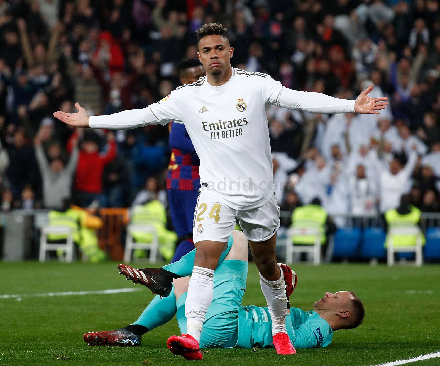 He a good football player. Мариано Реал Мадрид. Мариано футболист Реал. Криштиану Роналду Реал Мадрид 2018. Игроки Реал Мадрид с Роналдо.