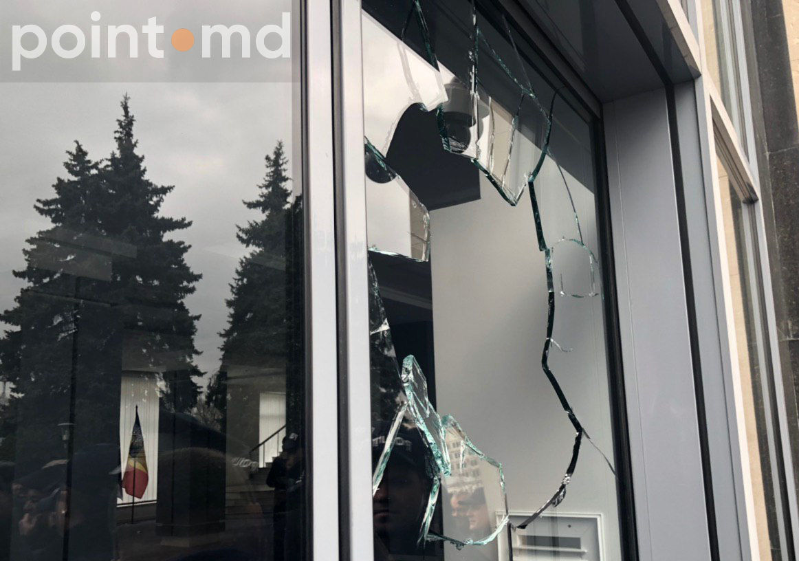 Протест в Кишиневе (фото - point.md) В Молдове блокируют здание правительства: требуют отставки Додона – видео