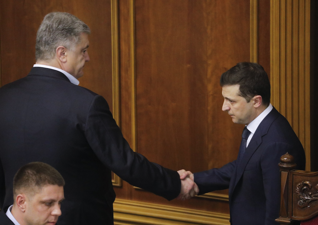 Петр Порошенко и Владимир Зеленский (Фото: EPA-EFE/SERGEY DOLZHENKO) Петр Порошенко и Владимир Зеленский (Фото: EPA-EFE/SERGEY DOLZHENKO)