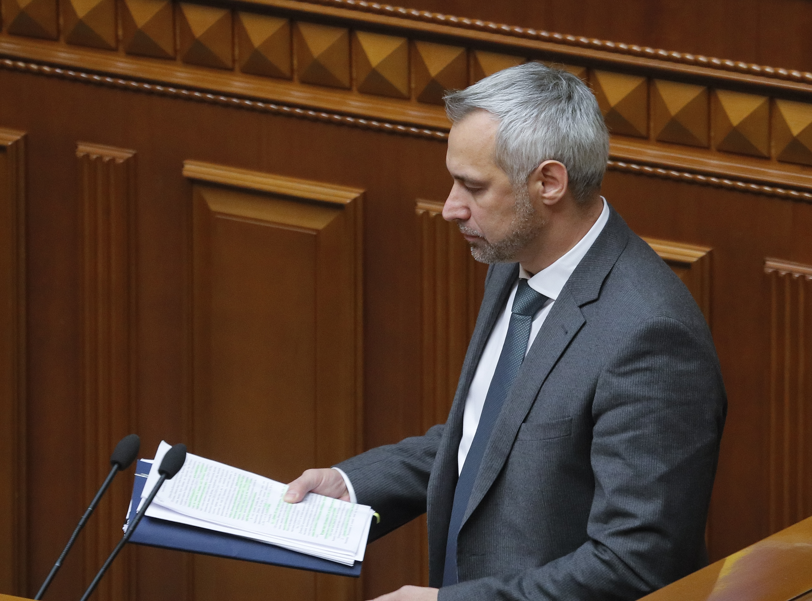 Руслан Рябошапка на внеочередном заседании Рады (фото: EPA) Руслан Рябошапка отчитался в Раде перед увольнением (фото: EPA)