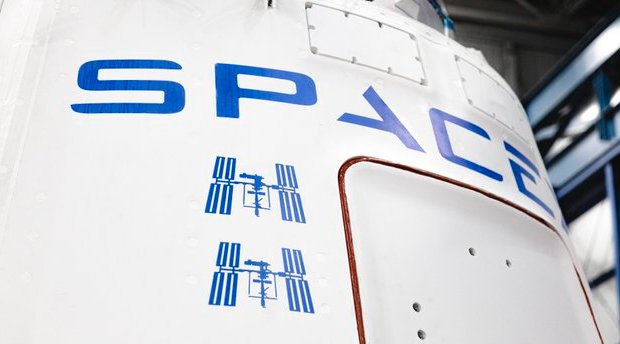 null SpaceX отправили космический корабль "Дракон" в прощальный полет – видео