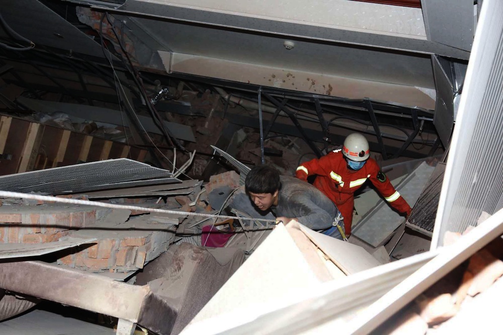 В Китае рухнул отель, где размещался карантин: десятки людей под завалами