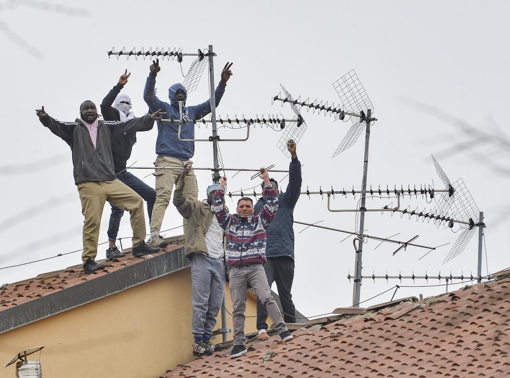 В итальянских тюрьмах вспыхнули "коронавирусные" бунты, погибли люди: фото