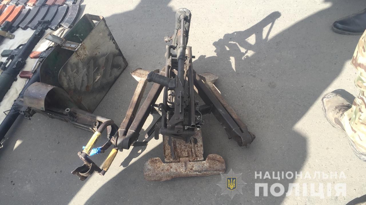 На блокпосту в Луганской области задержали микроавтобус с арсеналом оружия: фото