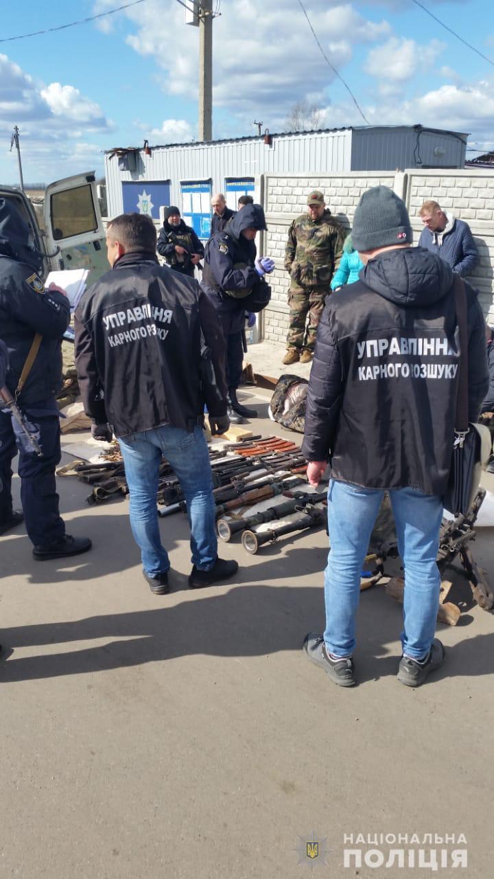 На блокпосту в Луганской области задержали микроавтобус с арсеналом оружия: фото