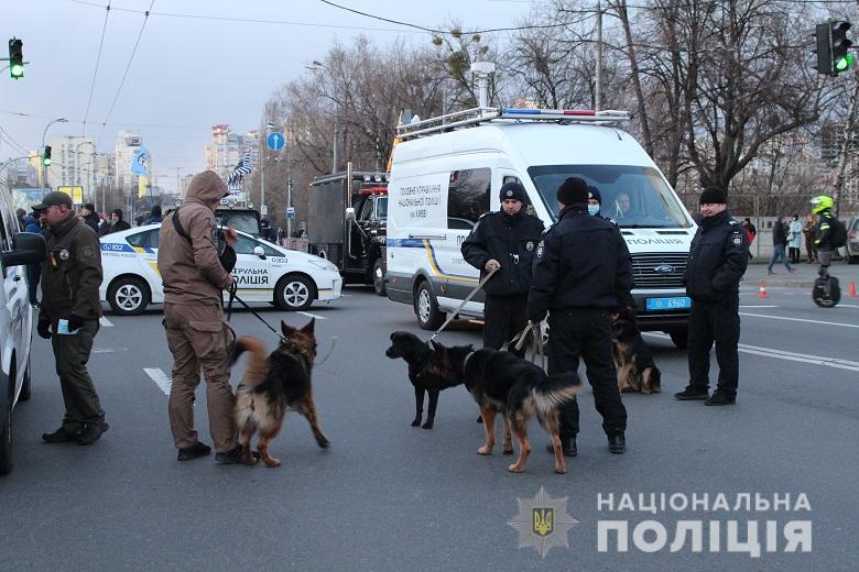 Фото: facebook.com/UA.KyivPolice В Киеве около двух тысяч человек прошли маршем к посольству России: видео