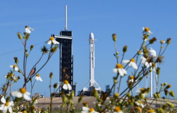 Ракета Falcon 9 - все готово к запуску Четырежды летавшую ступень ракеты Маска не смогли вернуть в пятый раз: видео