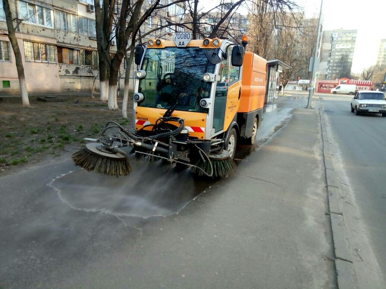 В Киеве проводят дезинфекцию дорог Коронавирус в Киеве. В КГГА показали как моют улицы столицы
