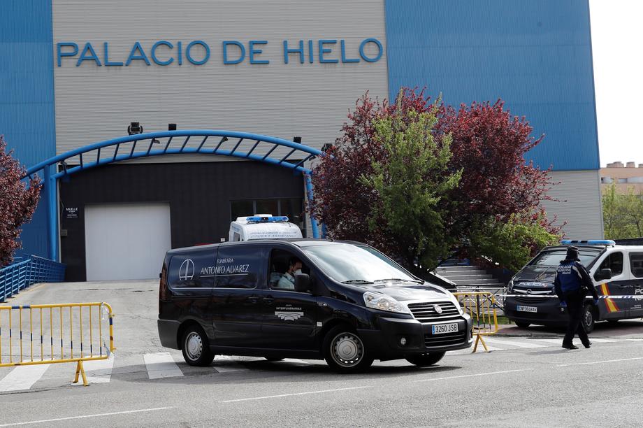 В столице Испании каток превратили в морг для умерших от коронавируса: фото