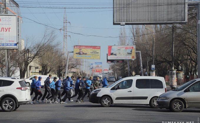 Карантин в Одессе. Пробежки на улицах и работа транспорта по спецрежиму: фото