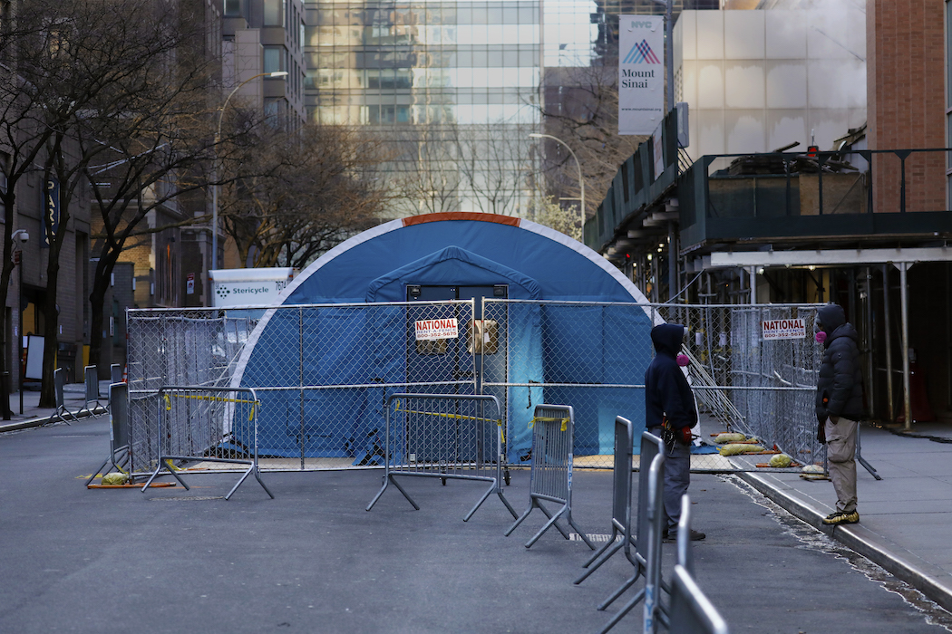 Медицинские палатки в Нью-Йорке (Фото: EPA-EFE/PETER FOLEY)