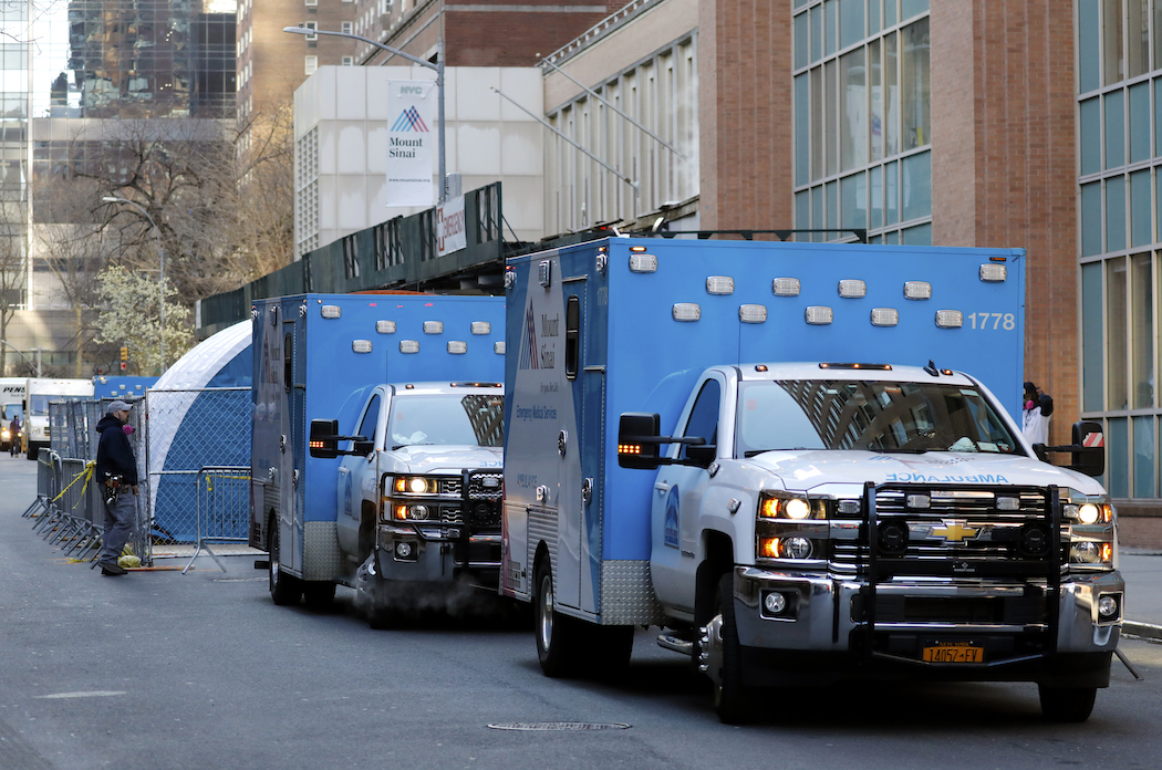 Медицинские палатки в Нью-Йорке (Фото: EPA-EFE/PETER FOLEY)