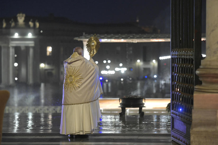 Коронавирус. Папа римский на пустой площади молился о прекращении пандемии: фото