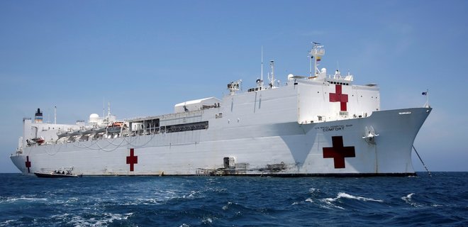 Плавучий госпиталь ВМС США USNS Comfort (Фото: EPA-EFE/BIENVENIDO VELASCO)