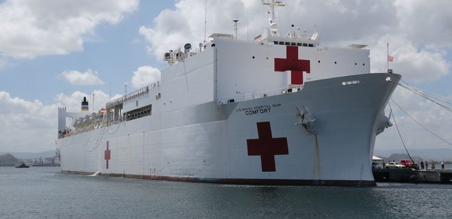 Плавучий госпиталь ВМС США USNS Comfort (Фото: EPA-EFE/BIENVENIDO VELASCO)