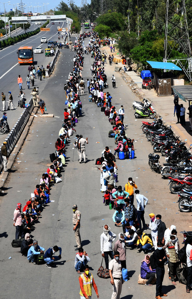 В Индии из-за карантина миллионы оставшихся без работы оказались на улице: видео