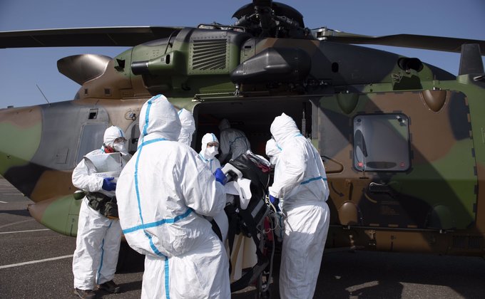 Тяжелобольных COVID-19 эвакуируют из Италии и Франции в соседние страны - фото