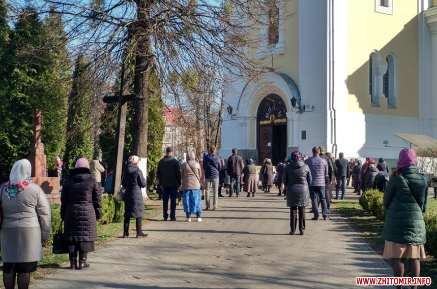 Причащение во время карантина в Житомире (Фото: Zhitomir.info) В Житомире священники причащали прихожан, невзирая на карантин: фото