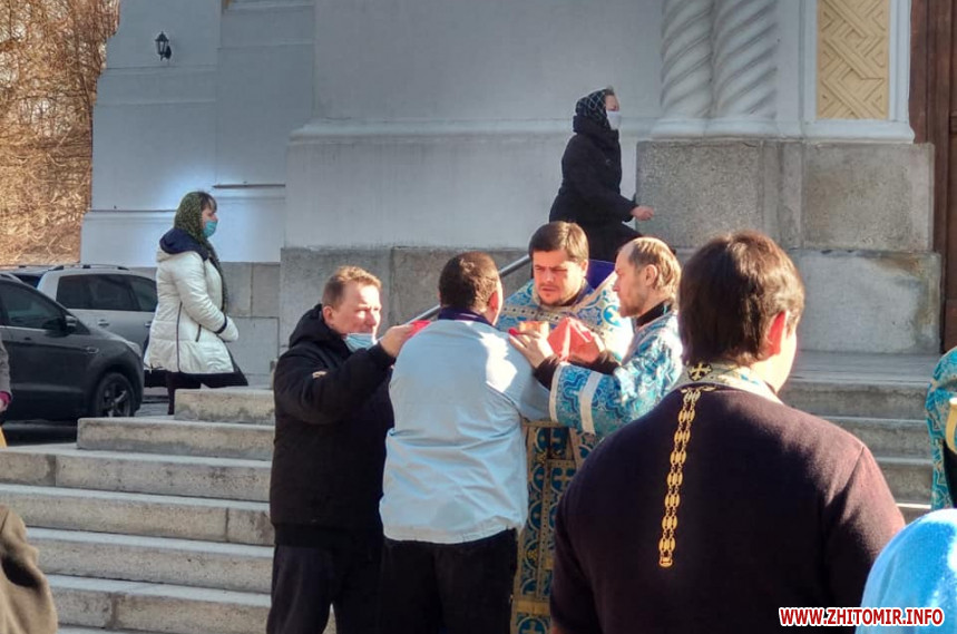 Причащение во время карантина в Житомире (Фото: Zhitomir.info) В Житомире священники причащали прихожан, невзирая на карантин: фото