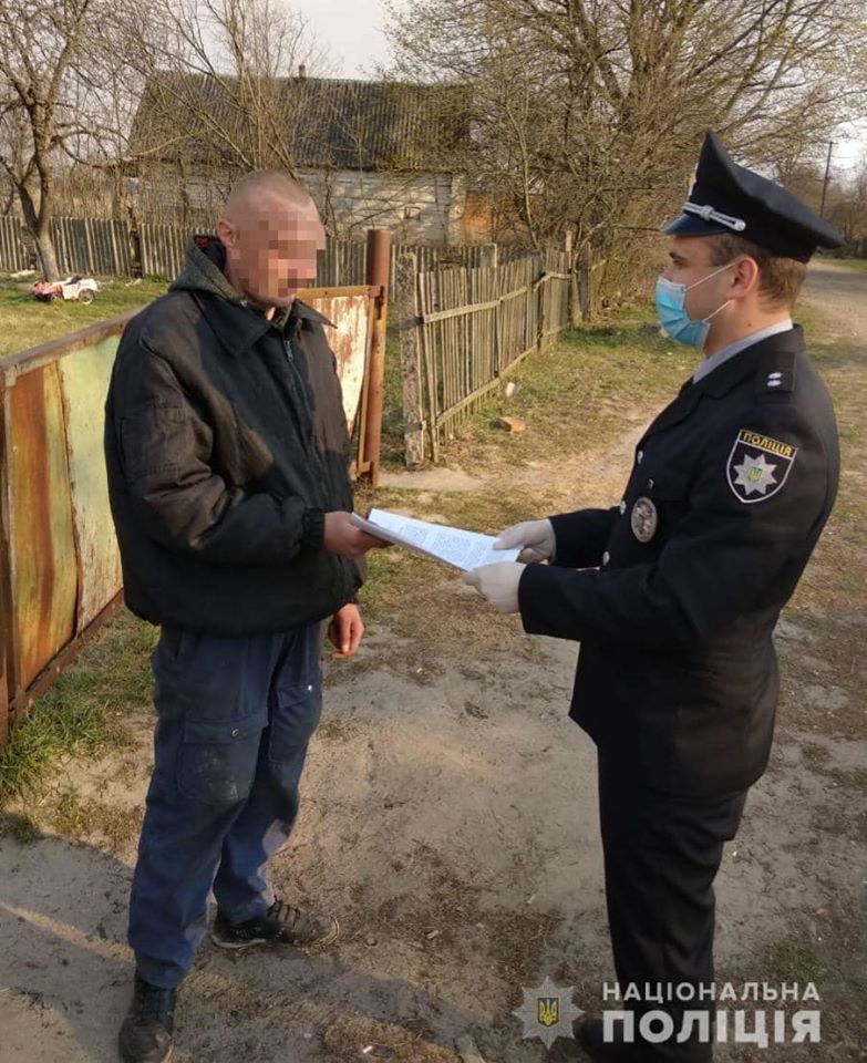 Вручение подозрения жителю села Раговка Полесского района (Фото: пресс-служба полиции Киевской области)