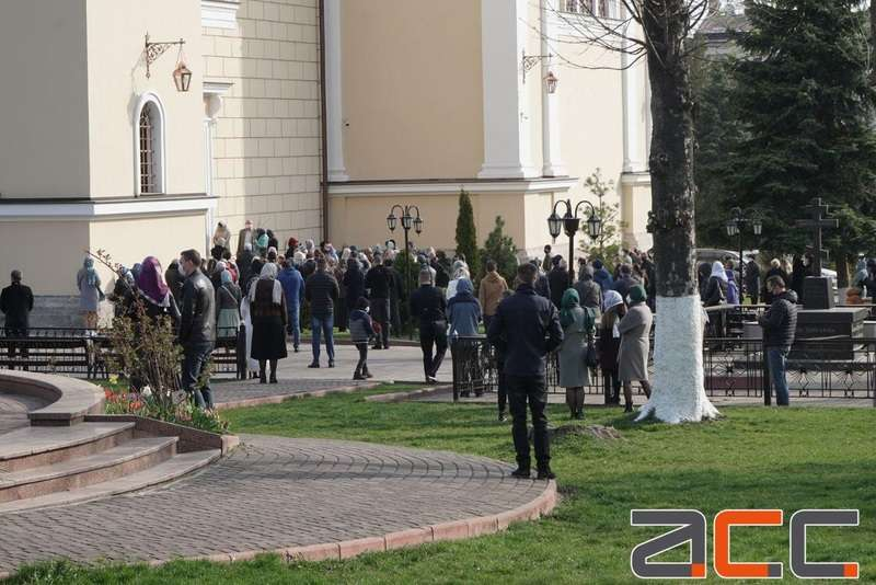 Прихожане собрались святить вербу Черновцах (Фото - Максим Шварцман, ACC)