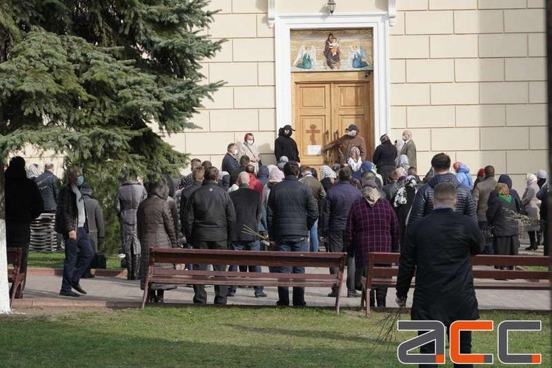 Вербное воскресенье в Черновцах (Фото - Максим Шварцман, ACC) Прихожане собрались святить вербу Черновцах (Фото - Максим Шварцман, ACC)