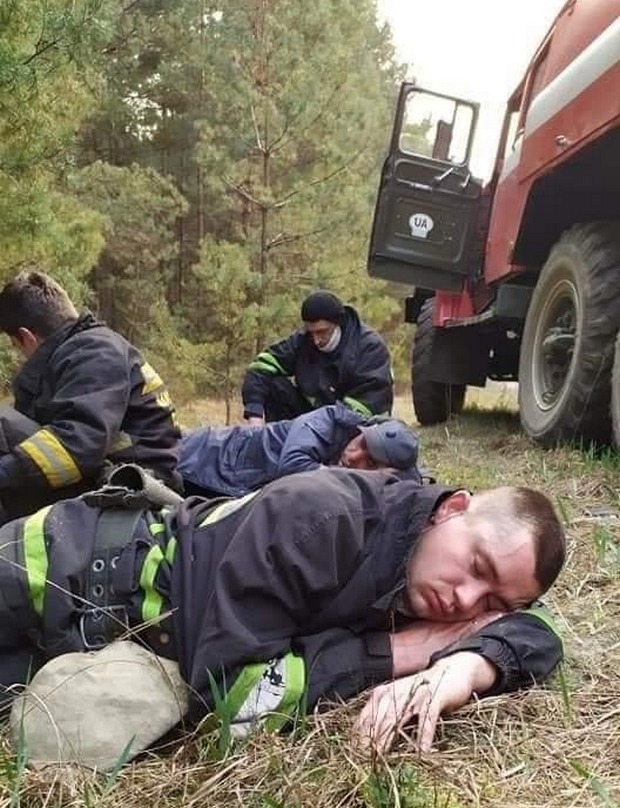Пожарные отдыхают прямо на месте, пока другая смена продолжает тушить пожар Пожары в Чернобыльской зоне отчуждения: фото