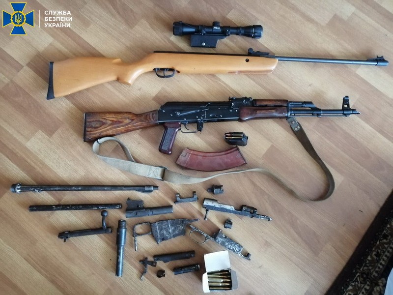 В СБУ сообщили, что сотрудник нацпарка Синевир прятал оружие дома (фото - пресс-служба СБУ) В СБУ сообщили, что сотрудник нацпарка Синевир прятал оружие дома