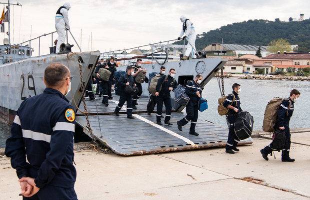 Вирус "победил" еще один авианосец: на флагмане ВМС Франции – сотни зараженных